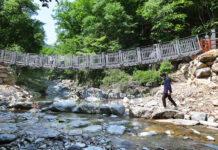 “맑은 계곡물과 울창한 숲길이 있는 생태관광의 명소 연인산 도립공원을 방문하세요”